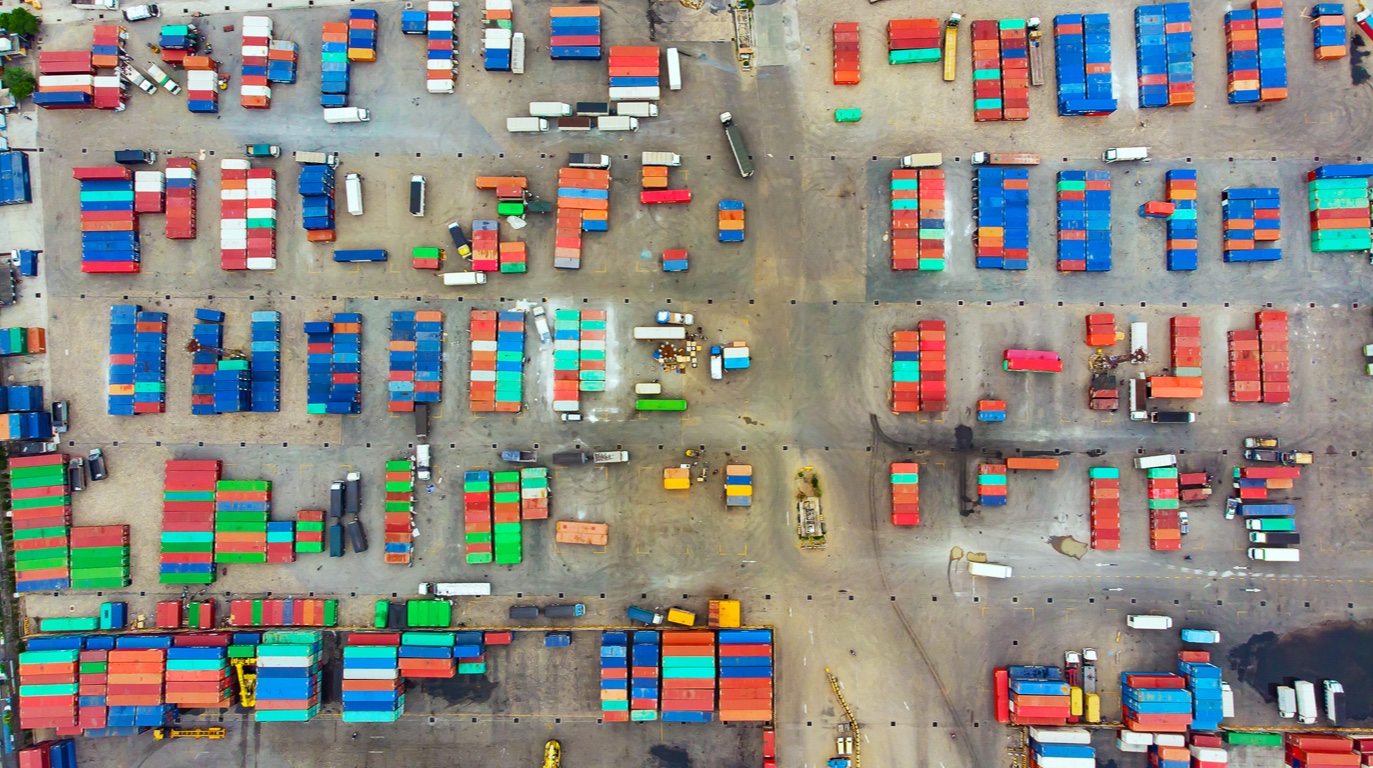 Contenedores y remolques intermodales en un patio logístico