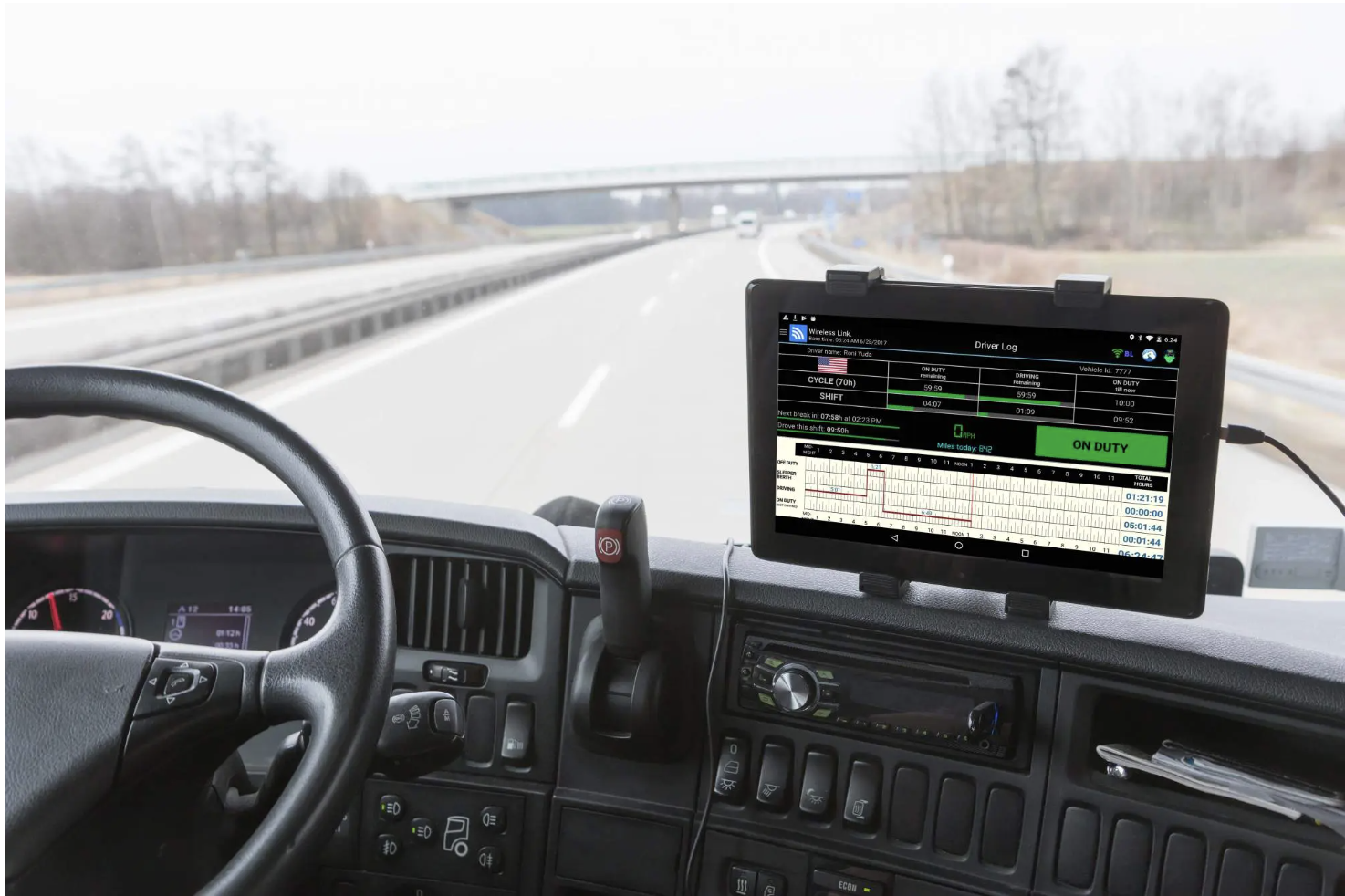 يتم عرض DriverLog ELD على جهاز لوحي مثبت على لوحة القيادة داخل شاحنة تجارية
