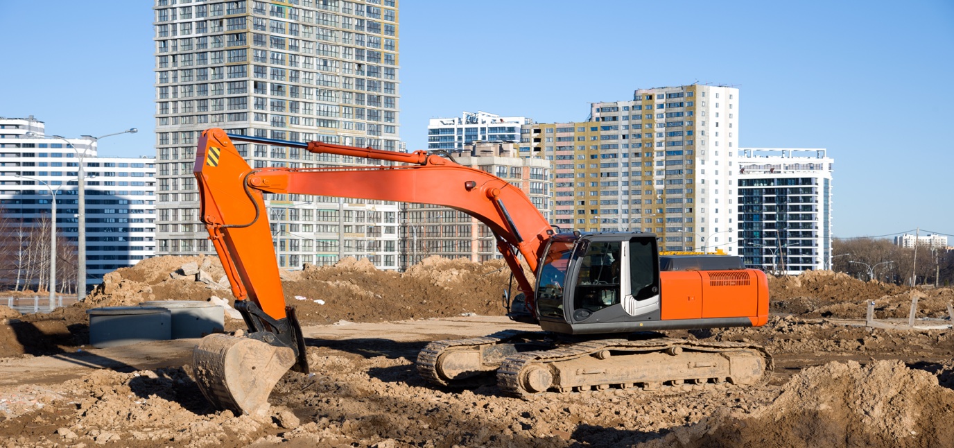 Excavadora de orugas en un sitio de construcción