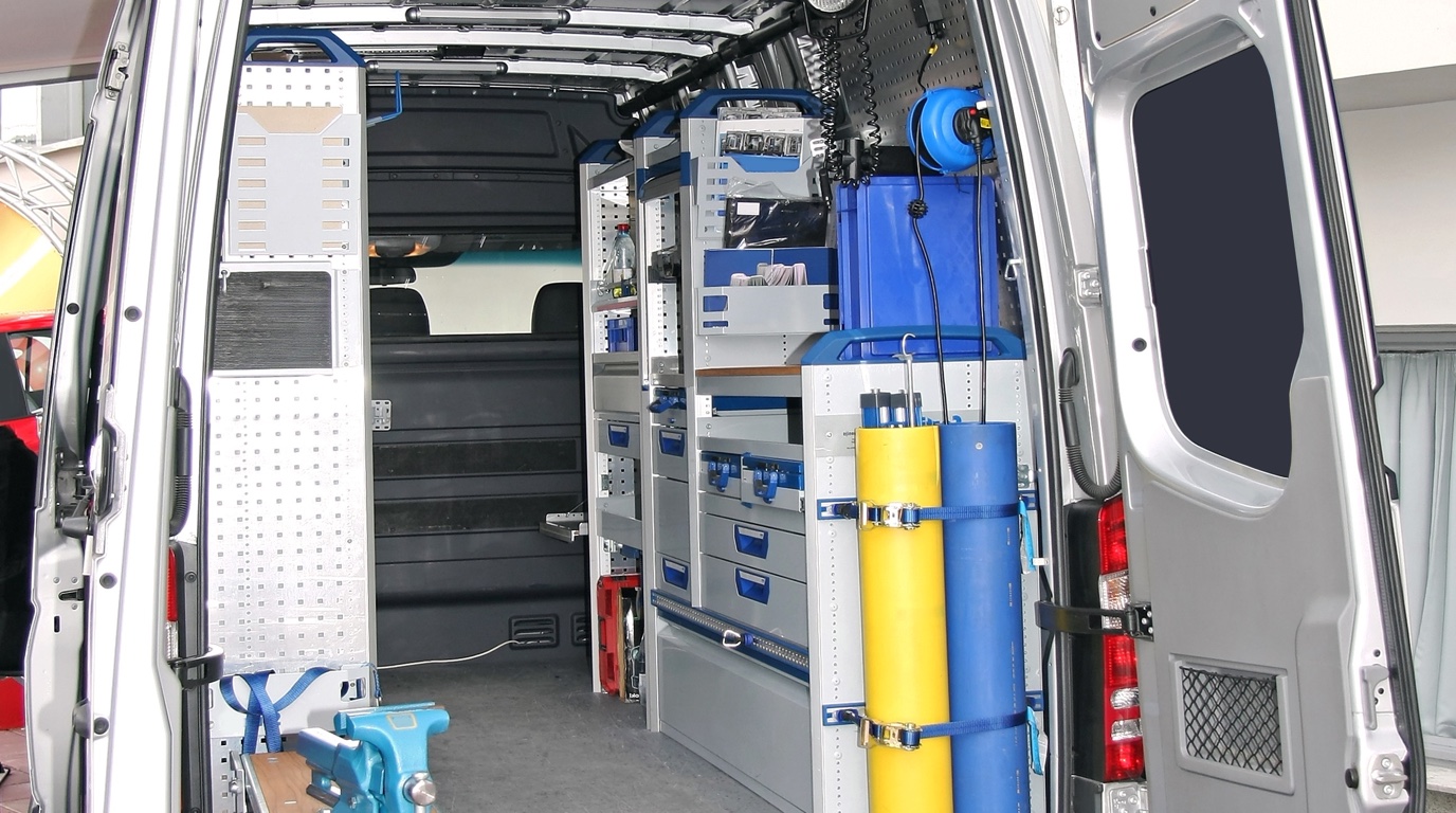 Herramientas y equipos organizados dentro de una camioneta de servicio.
